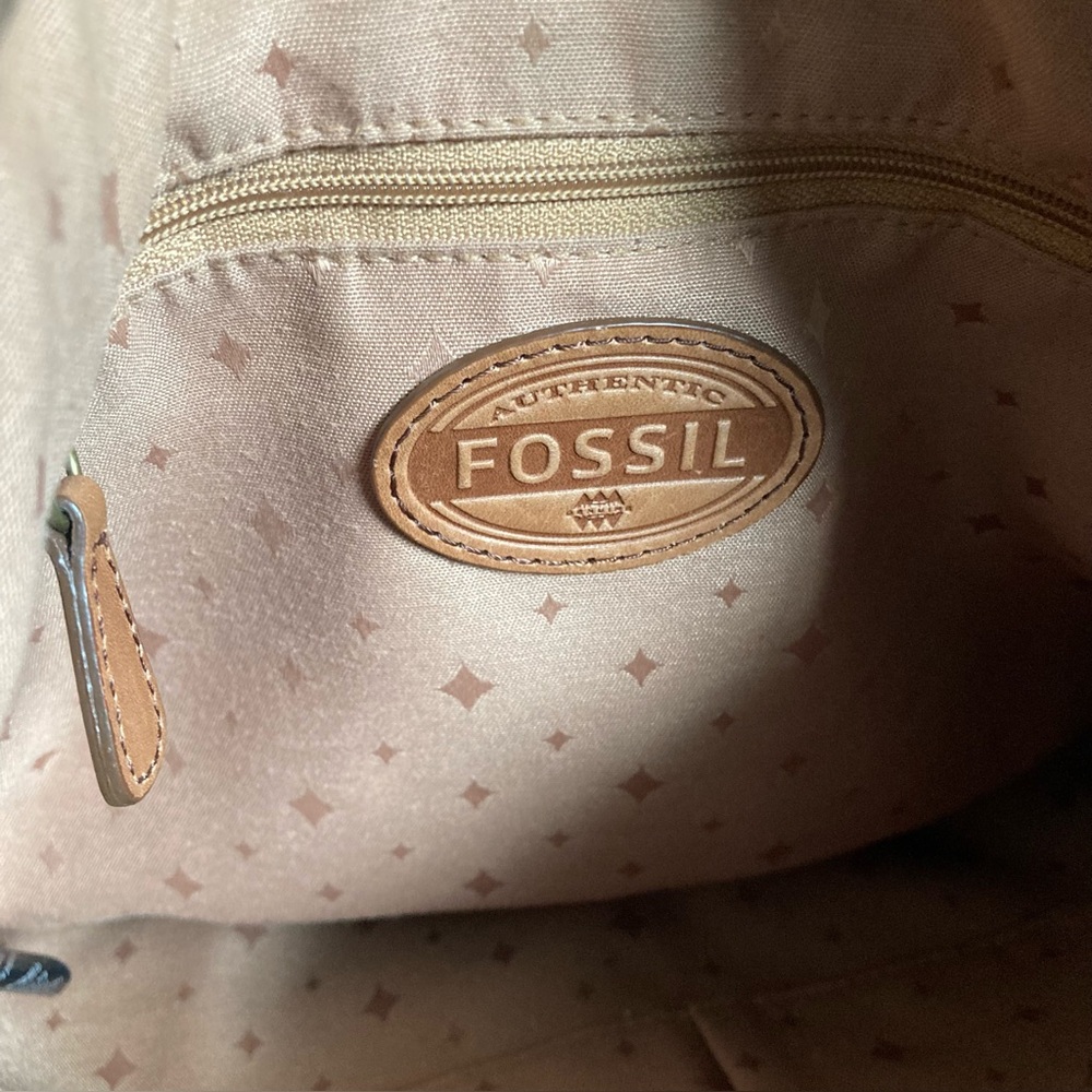 Fossil ‘Explorer’ cow-hide leather crossbody in ‘fuchsia’ - Picture 12 of 15
